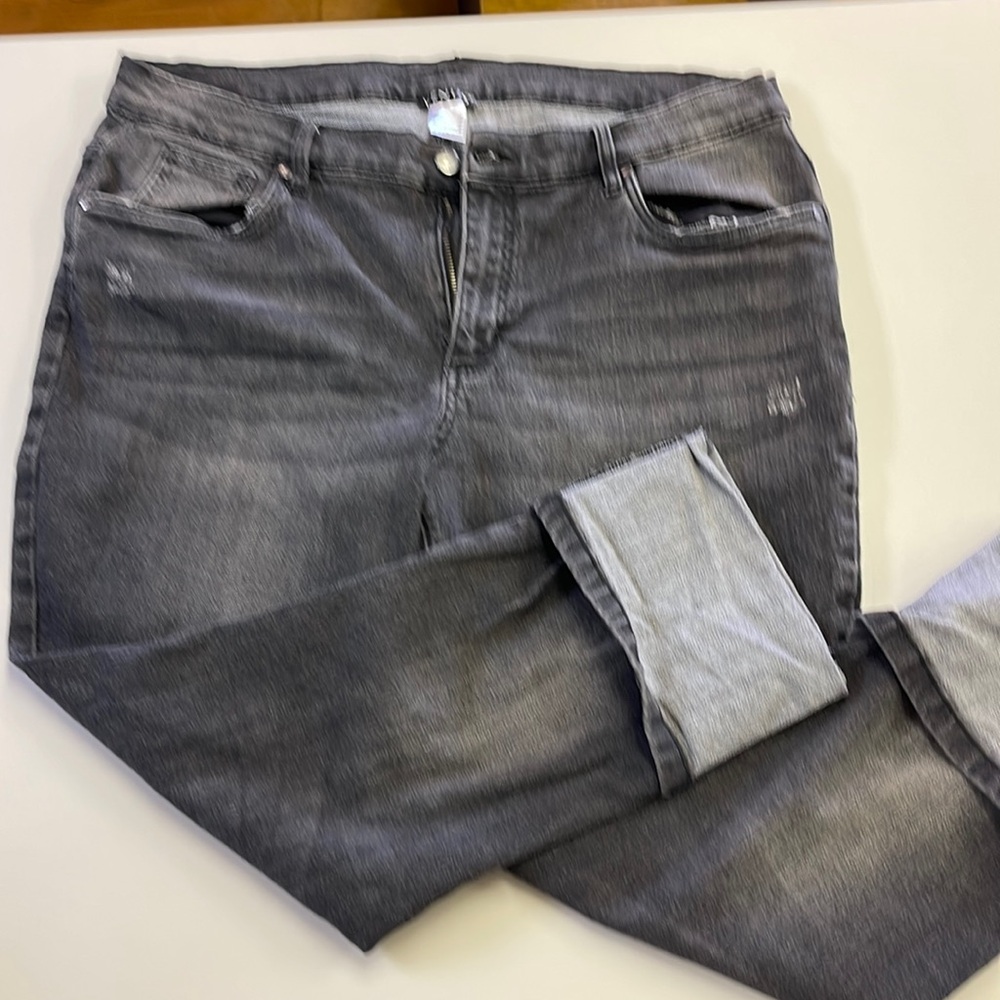 Cuffed black denim capris size 16